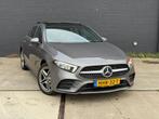 Mercedes-Benz A-Klasse A 250 e 218pk 8G-DCT 2020 Grijs Pano, Auto's, Mercedes-Benz, 4 cilinders, Bedrijf, Hybride Elektrisch/Benzine