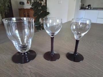 ANTIEKE GLAASJES  PAARSE VOET - LEERDAM GLAS - JAREN 20/30 beschikbaar voor biedingen