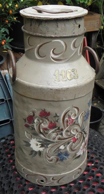 Beschilderde 30 liter melkbus beschikbaar voor biedingen