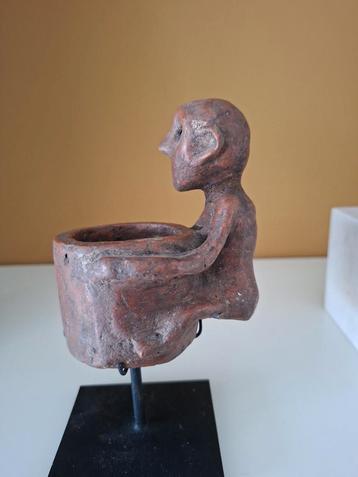 Ban Chiang Terracotta Beeldje met Pot beschikbaar voor biedingen