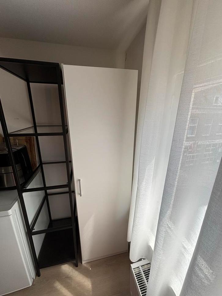 Zwart kastje met glazen planken, Huis en Inrichting, Kasten | Kledingkasten, Gebruikt, 100 tot 150 cm, Minder dan 50 cm, 25 tot 50 cm