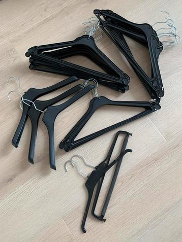 32 Zwarte Kledinghangers - Nieuw beschikbaar voor biedingen