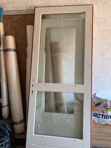 Voordeur, buitendeur links draaiend beschikbaar voor biedingen