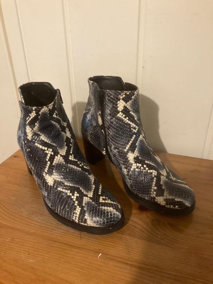 Elegante zwart witte slangenleer look laarsjes van Gabor, 40, Kleding | Dames, Schoenen, Zo goed als nieuw, Lage of Enkellaarzen