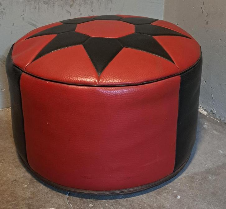 Vintage leren poef - Rood & Zwart, Huis en Inrichting, Banken | Voetenbanken en Poefen, Gebruikt, Minder dan 50 cm, Minder dan 50 cm