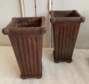 2x Brocante oude gietijzeren tuinvaasjes / grafvaasjes beschikbaar voor biedingen