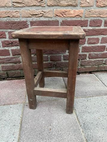 Oud Houten krukje  beschikbaar voor biedingen