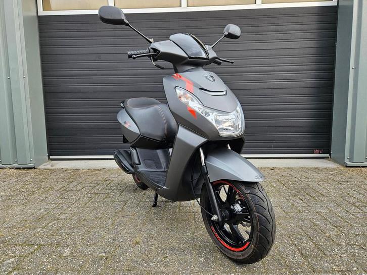 PEUGEOT KISBEE RS 4T E4 BROM BJ 05-2019 MAT GREY 10700KM, Fietsen en Brommers, Brommers | Tuning en Styling, Zo goed als nieuw