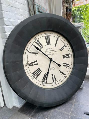 Grote klok 113 cm doorsnee metaal kare design beschikbaar voor biedingen