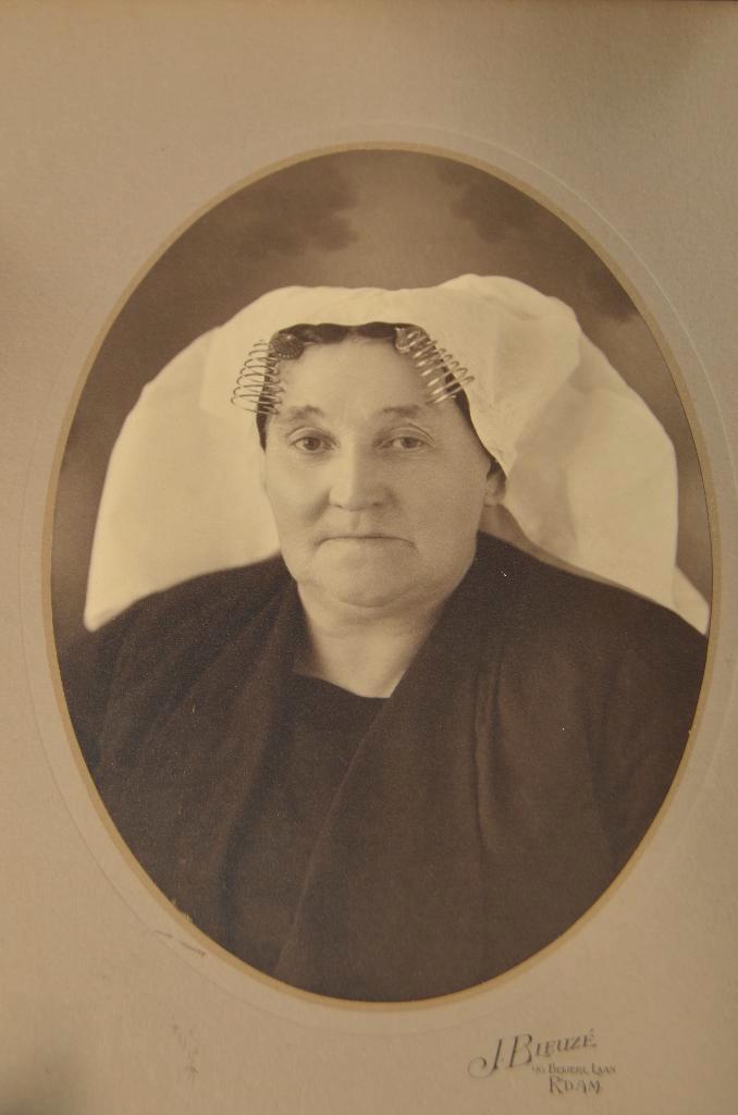 Foto oudere vrouw in rouwdracht jaren '20/'30, Verzamelen, Foto's en Prenten, Gebruikt, Foto, Klederdracht, Voor 1940, Ophalen of Verzenden
