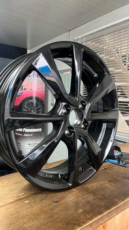 17 inch Aygo ,107,alto,pikanto,C1 4x100 Uniek !, Auto-onderdelen, Banden en Velgen, Velg(en), Zomerbanden, 17 inch, 215 mm, Personenwagen