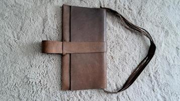 Bruin leren enveloppe tas beschikbaar voor biedingen