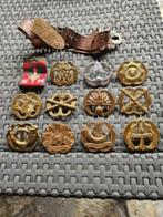 Mooi lotje antieke baret emblemen en een leren riem...., Antiek en Kunst, Curiosa en Brocante, Ophalen of Verzenden