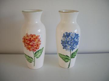 2x Vaas Ecru Blauw Oranje - Bloemen 18 hoog - Nieuw p.stuk beschikbaar voor biedingen