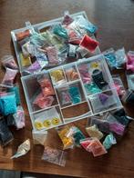 Kralenpakket 2, doos met heel veel zakjes rocailles kralen, Ophalen, Kraal