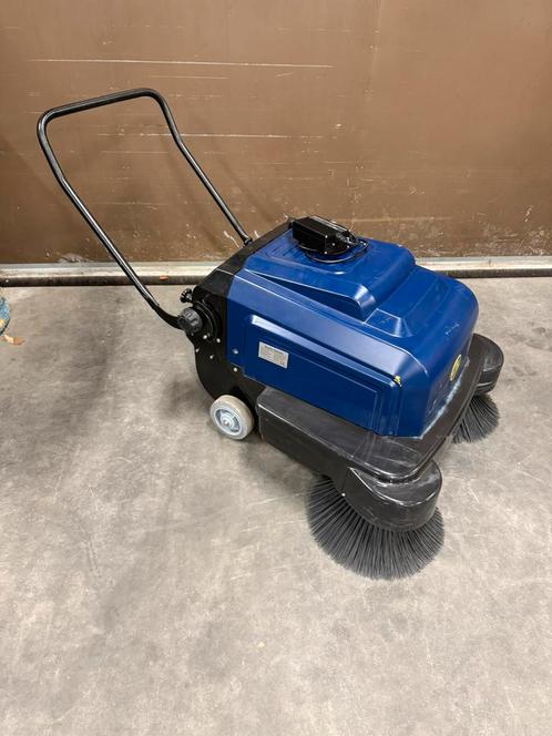 Veegmachine met vocht nevel, Tuin en Terras, Veegmachines, Zo goed als nieuw, Ophalen