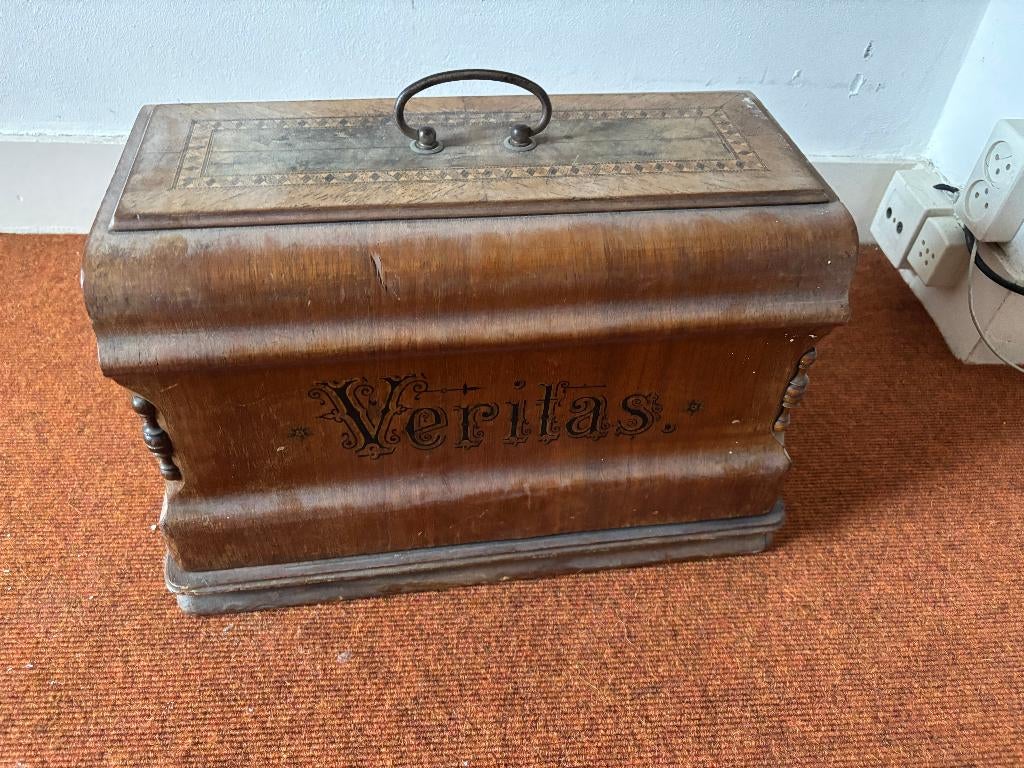 Antieke Veritas naaimachine, Ophalen