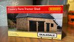 Hornby Skaledale ‘Country Farm Tractor Shed’, Hobby en Vrije tijd, Modeltreinen | Overige schalen, Ophalen of Verzenden, Zo goed als nieuw