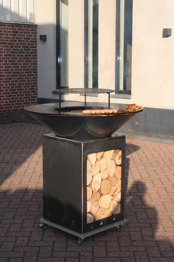Plancha met houtopslag. beschikbaar voor biedingen