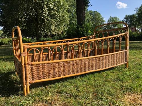 Karakteristiek rotan kinderbed, een echte blikvanger!, Kinderen en Baby's, Kinderkamer | Bedden, Zo goed als nieuw, Ophalen of Verzenden