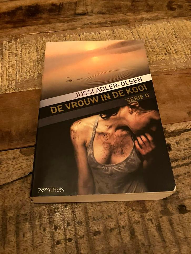 Jussi Adler-Olsen - Vrouw in de kooi, Boeken, Thrillers, Zo goed als nieuw, Scandinavië, Ophalen of Verzenden