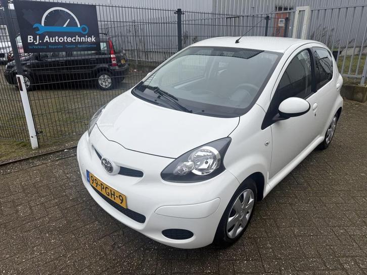 Toyota Aygo 1.0-12V Comfort Nap Nw apk IZGST ! (bj 2011), Auto's, Toyota, Bedrijf, Te koop, Aygo, ABS, Airbags, Alarm, Bluetooth
