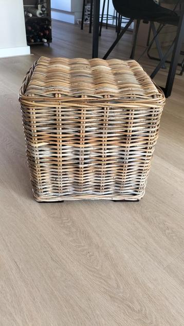 Rieten hocker/poef beschikbaar voor biedingen