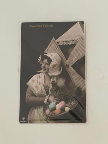 Antieke ingekleurde ansichtkaart Pasen. Vrouw met paaseieren beschikbaar voor biedingen