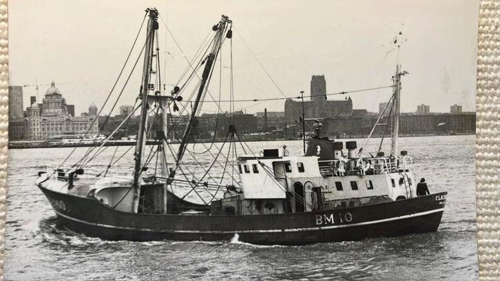 Visserij trawler 1968 Monnickendam CLASINA, Verzamelen, Scheepvaart, Zo goed als nieuw, Kaart, Foto of Prent, Ophalen of Verzenden