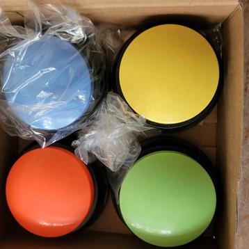 Praat buttons voor de hond beschikbaar voor biedingen