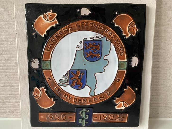 Keramiek tegel varkens Nederland Pottenbakkerij Oisterwijk, Antiek en Kunst, Antiek | Keramiek en Aardewerk, Ophalen of Verzenden