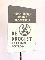 Drogisterij Hessels Rijsbergen - De Drogist - grijs - 1960's, Verzamelen, Speldjes, Pins en Buttons, Verzenden, Gebruikt, Merk