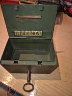 Zeer oud Beaumont Geldkistje met sleutel., Ophalen of Verzenden, Gebruikt, Metaal of Blik, Overige thema's