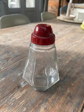 Oude strooier met bordeauxrode dop beschikbaar voor biedingen