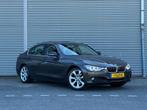 BMW 3-Serie 1.6 320I 170PK 2013 NL AUTO NAP AIRCO CRUISE LMV, Euro 6, 4 cilinders, Bruin, Bluetooth