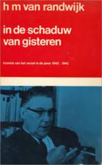 In de schaduw van gisteren Auteur: HM van Randwyk, Boeken, Oorlog en Militair, HM van Randwyk, Ophalen of Verzenden, Zo goed als nieuw