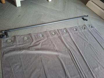 2 gordijnen taupe met roede beschikbaar voor biedingen