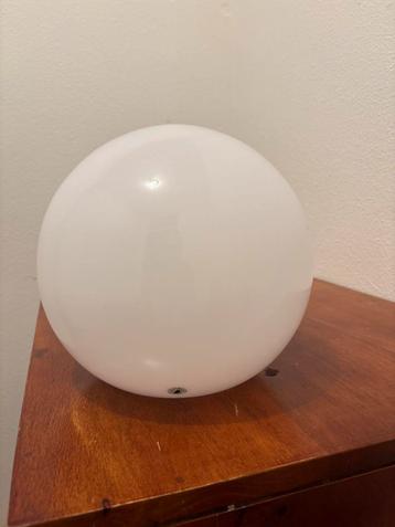 Witte bol lamp beschikbaar voor biedingen