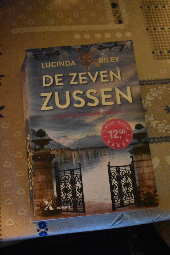 boek van Lucinda Riley/de zeven zussen, deel 1, Boeken, Romans, Zo goed als nieuw, Ophalen of Verzenden