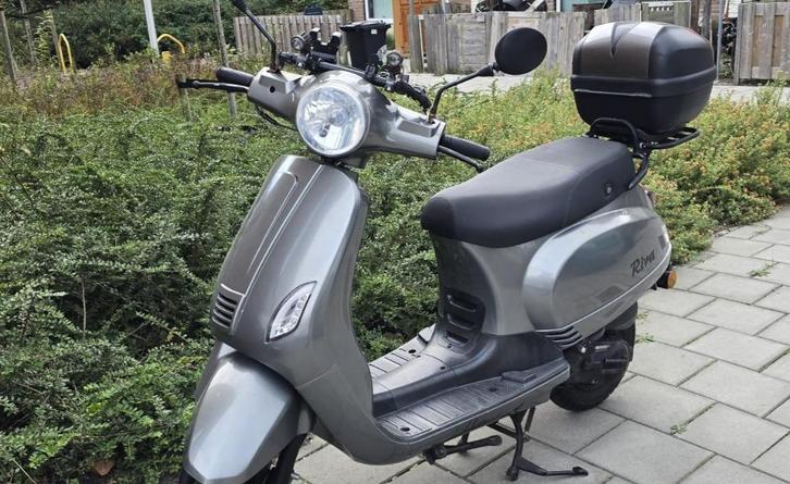 Mooie goeduitziende Btc Riva grijs, Fietsen en Brommers, Scooters | Overige merken, Gebruikt, Maximaal 45 km/u, Benzine, Ophalen
