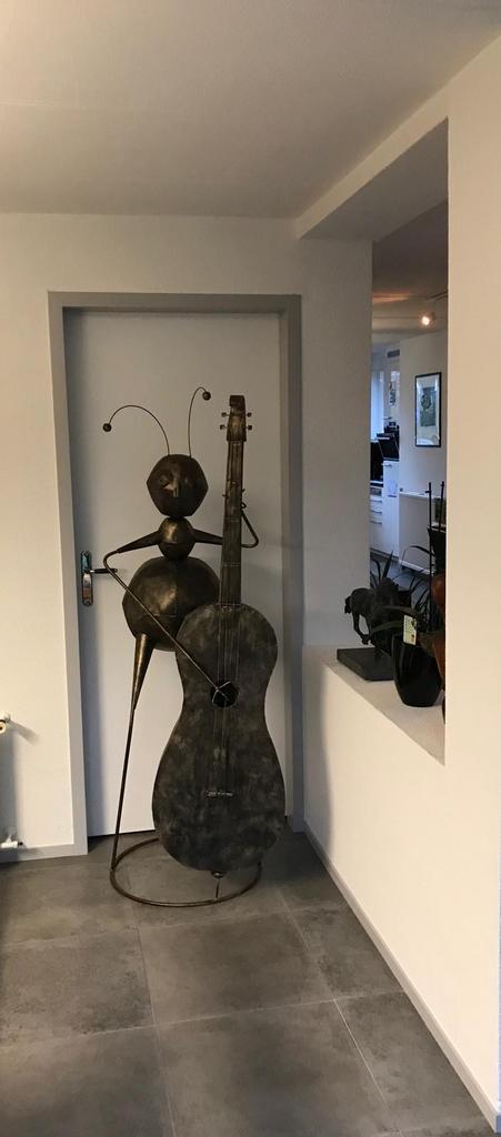 Mierenbeeld met contrabas, Antiek en Kunst, Kunst | Beelden en Houtsnijwerken, Ophalen