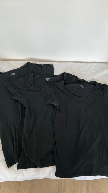 Drie zwarte shirts maat 42 ronde hals  beschikbaar voor biedingen