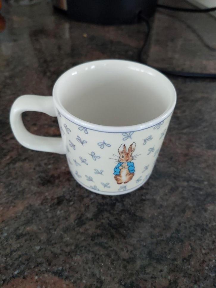 Wedgewood Peter Rabbit Beker en boek, Huis en Inrichting, Keuken | Servies, Zo goed als nieuw, Kop(pen) en/of Schotel(s), Wedgwood