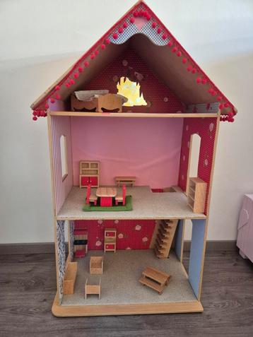 Poppenhuis met kleine meubels beschikbaar voor biedingen