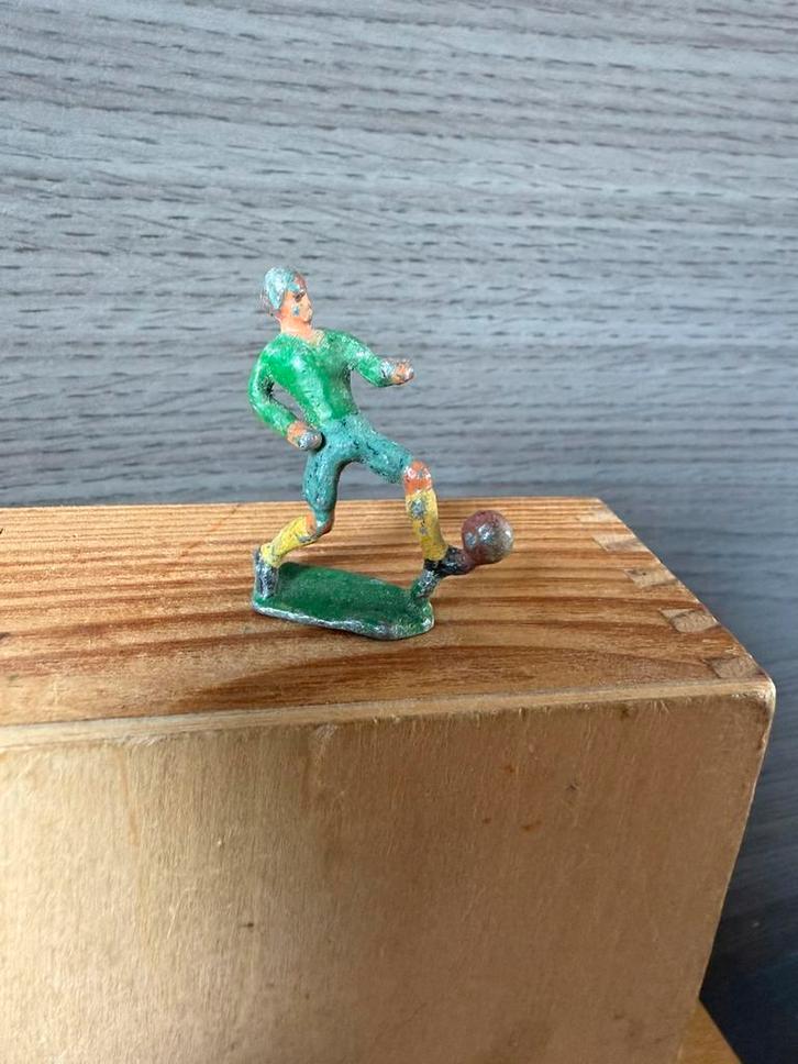 Pop voetballer van tin - 4cm hoog - tin, Verzamelen, Poppenhuizen en Toebehoren, Zo goed als nieuw, Poppenhuis, Ophalen of Verzenden