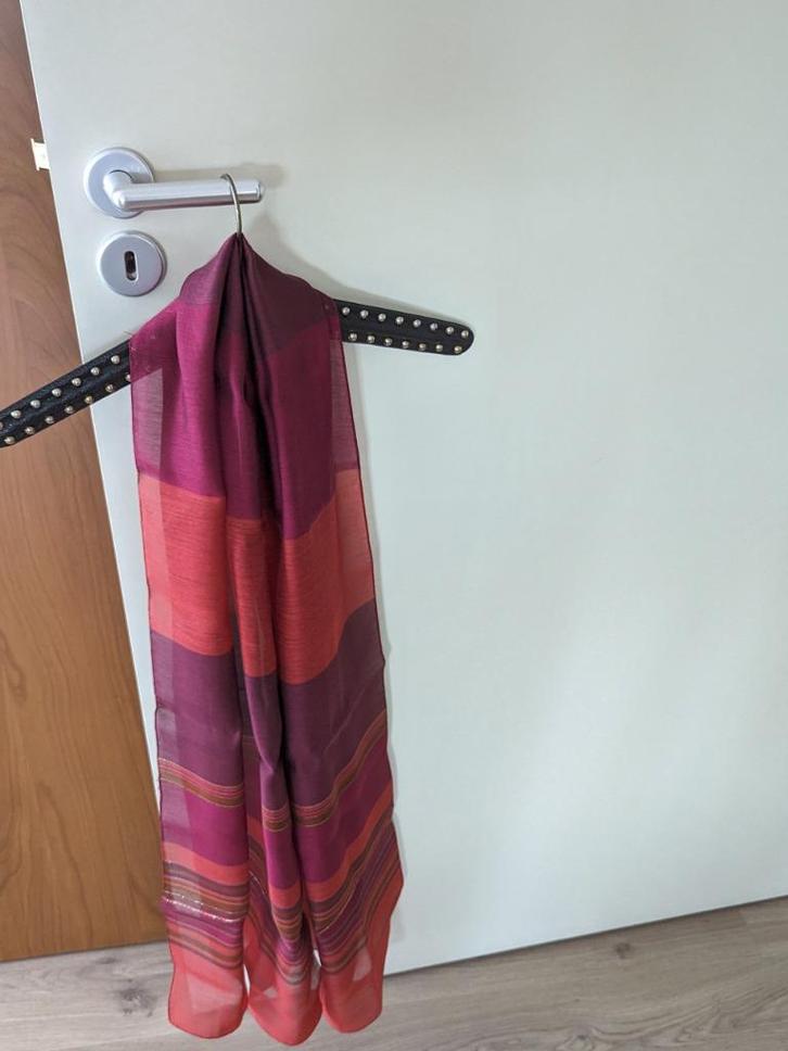 Sjaal Rood met goud (Nieuw) 190x47cm, Kleding | Dames, Mutsen, Sjaals en Handschoenen, Nieuw, Sjaal, Maat 46/48 (XL) of groter