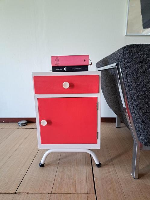 gerenoveerd oud retro nachtkastje en klein rood salontafeltj, Huis en Inrichting, Slaapkamer | Nachtkastjes, Zo goed als nieuw