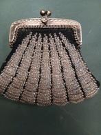 Kraaltjes tasje met zilveren sluiting, Ophalen