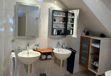 Wastafel, spiegelkast en hangende linnenkast beschikbaar voor biedingen