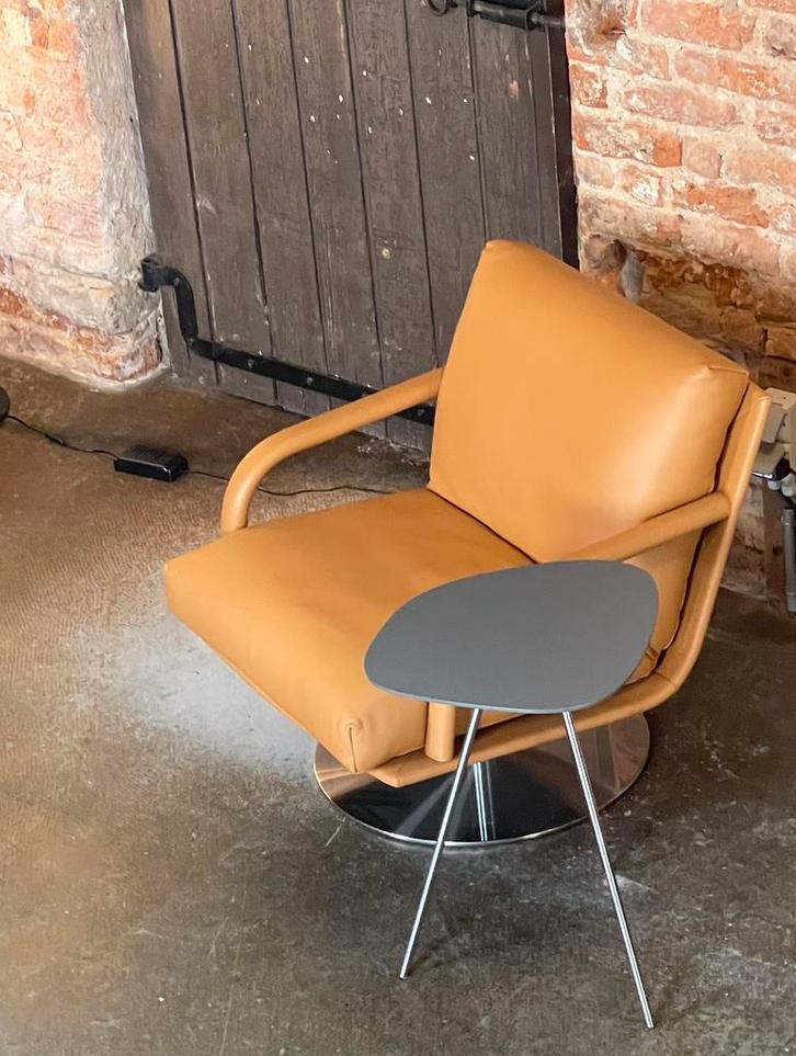 Leolux Liliom bijzettafel, Huis en Inrichting, Tafels | Bijzettafels, Rond, 60 cm of meer, Minder dan 55 cm, Metaal of Aluminium